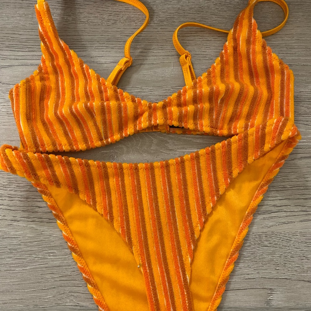 NWOT TRIANGL BIKINI SIZE M
